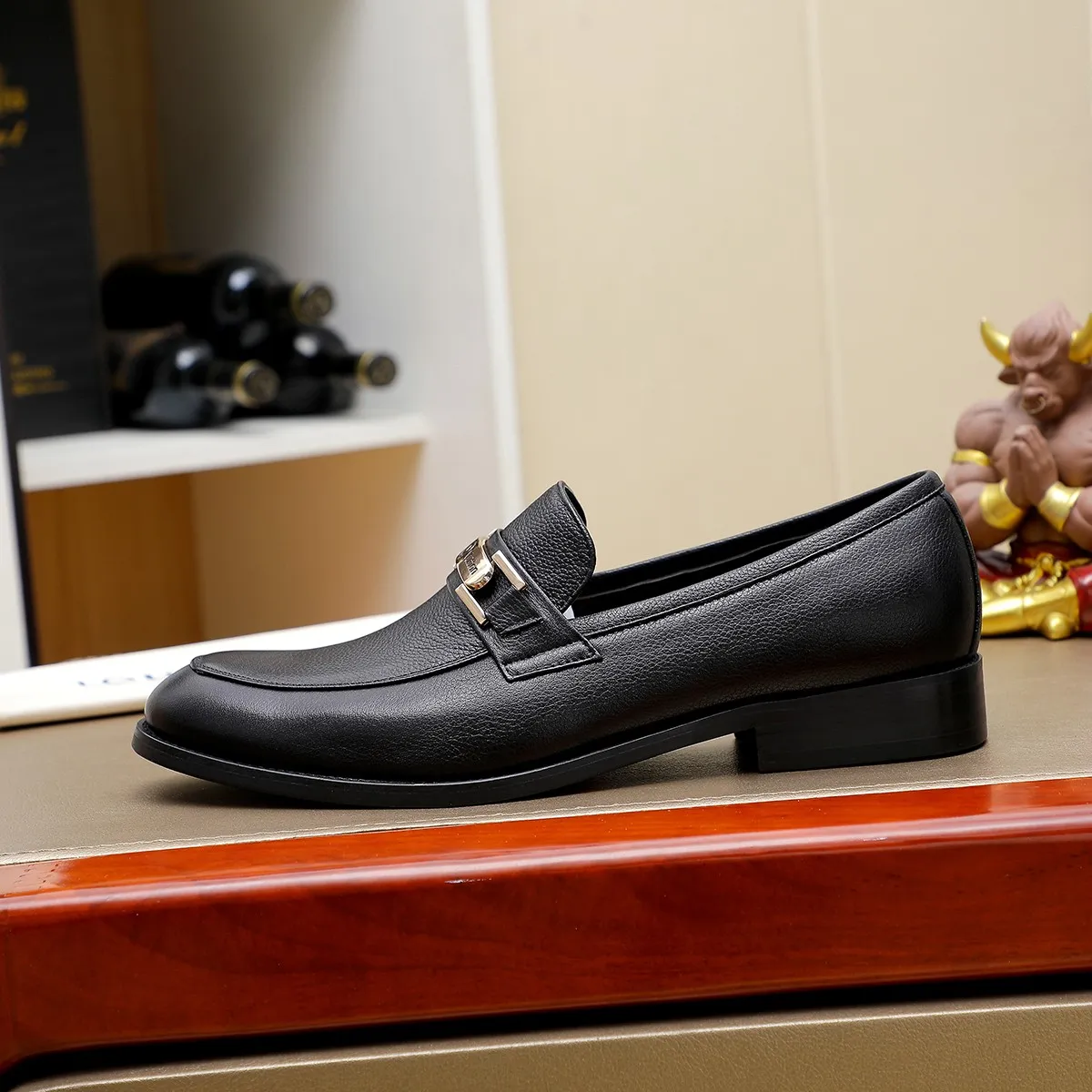 Men's Men's Shoes 💰420 💰[Louis Vuitton] LV high-end business formal leather shoes! ! Luxurious and elegant style, equal emphasis on practicality and style, professional focus on details and quality, counter original 1⃣️: 1⃣️ super accurate reproduction👍🏻! Material: The upper is made of imported original soft 🐂cowhide ➕imported first-layer sheepskin lining. Original anti-slip and wear-resistant outsole! Code number: 39--45, (38.46 custom-made) Large quantities in stock!